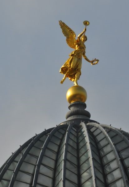 Im Zeichen der Fama, Göttin der Gerüchte, steht ein unterhaltsamer Erlebnisrundgang durch Dresdens Innenstadt.